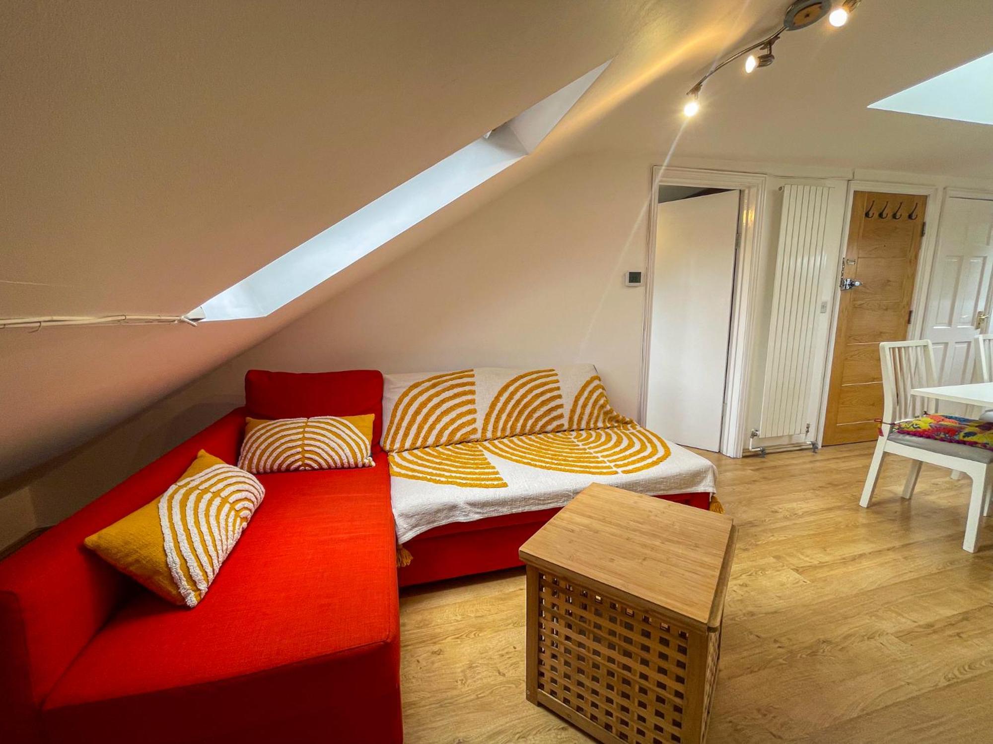 Appartement 1 Bed Attic Flat With Easy Reach To Centre Londres